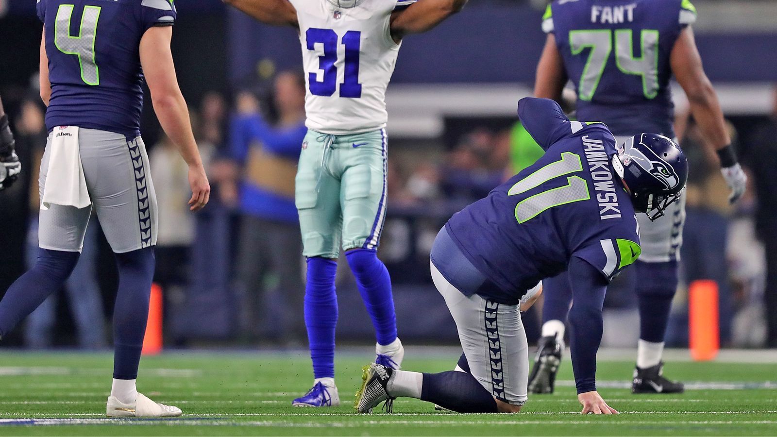 
                <strong>VERLIERER: Special Teams der Seahawks</strong><br>
                Gebrauchter Tag für die Special Teams der Seattle Seahawks. Erst zerrt sich Kicker Sebastian Janikowski bei einem Field-Goal-Versuch vor der Pause den Oberschenkel und muss raus, dann gibt Punter Michael Dickson mit einem total missratenen Onside Kick kurz vor Schluss die letzte Siegchance aus der Hand. Zwar hat die Seahawks-Niederlage auch andere Gründe (Stichwort offensives Playcalling), doch die Misere in den Special Teams trägt ihren Teil dazu bei.
              