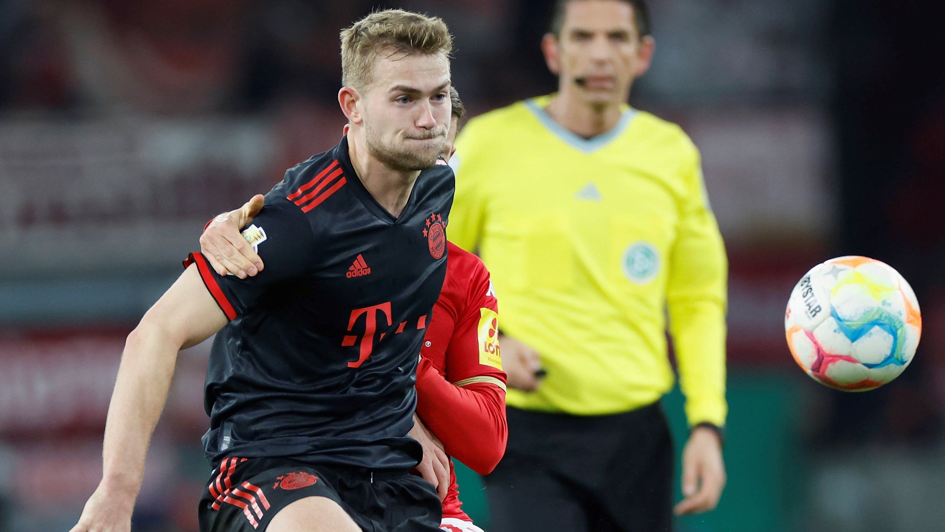 
                <strong>Matthijs de Ligt</strong><br>
                Dass Salihamidzic die bayerischen Konten durchaus auch zu belasten bereit ist, zeigt der Transfer von Matthijs de Ligt. 67 Millionen Euro flossen Richtung Turin, davon hätte man auch ein brauchbares Süle-Paket schnüren können. De Ligt kam ausdrücklich als designierter Abwehrchef, kommunikativ, erfahren. Bislang verteidigt er solide, aber den letzten Beweis ist er noch schuldig, dass er dieser Rolle gewachsen ist. Hat Salihamidzic vielleicht zu viel bezahlt für einen klanghaften Namen? Brazzo-Note: 4
              