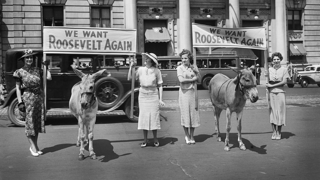 Der Esel als Symbol hat bei den Demokraten eine lange Geschichte. Im Wahlkampf 1936 führten Anhängerinnen von Präsident Franklin D. Roosevelt Esel durch die Straßen.