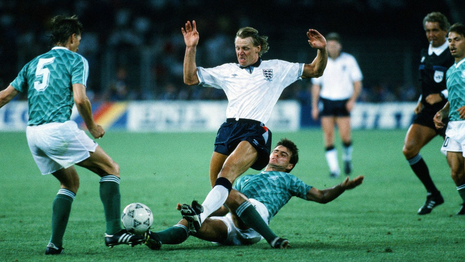 
                <strong>WM 1990: Deutschland - England 1:1 (1:1, 0:0) n.V., 4:3 i.E.</strong><br>
                ... Kurz vor Schluss der regulären Spielzeit gelang Gary Lineker der Ausgleich. Nach einer torlosen Verlängerung musste im Elfmeterschießen entschieden werden, wer ins WM-Finale einzieht. Nachdem die ersten drei Schützen beider Teams verwandelt hatten, parierte der deutsche Torhüter Bodo Illgner den Strafstoß von Stuart Pearce, ehe Olaf Thon für Deutschland traf ...
              