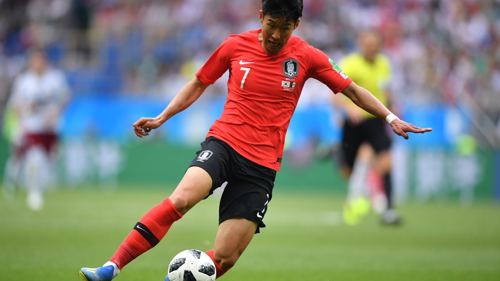 
                <strong>Heung-Min Son</strong><br>
                Der Flügelspieler von Tottenham Hotspur ist der unumstrittene Superstar von Südkorea. Mit einem Marktwert von 50 Millionen Euro ist der fast 26-Jährige mehr wert als alle anderen südkoreanischen Nationalspieler zusammen. Deutschen Fans dürfte Son noch aus seiner Bundesliga-Zeit bei Bayer 04 Leverkusen und dem Hamburger SV bekannt sein. Er ist unheimlich stark im Dribbling, findet selbst auf engsten Raum immer Lösungen und ist zudem sehr abschlussstark. Son erzielte das bislang einzige WM-Tor von Südkorea.
              