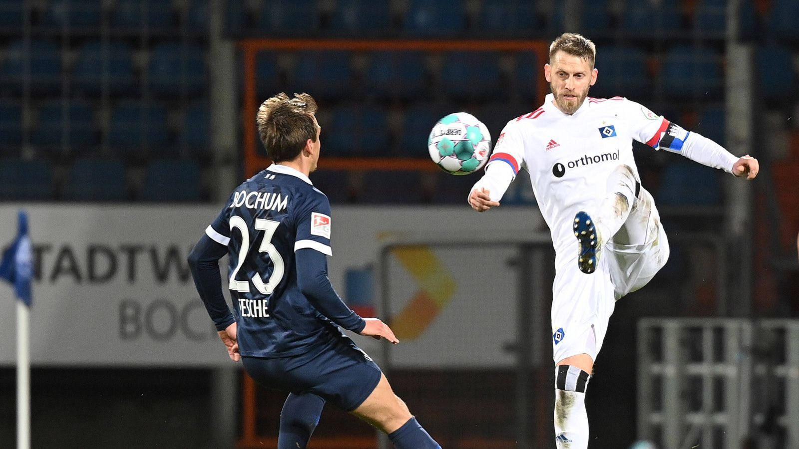 
                <strong>Aaron Hunt</strong><br>
                Benötigt eine Viertelstunde, um in die Partie zu finden. Bereitet das 1:0 mit einem schönen Freistoß vor, spielt in vielen Szenen, vor allem defensiv, seine Erfahrung aus. Aber: Er schafft es in Überzahl in der zweiten Halbzeit nicht, das Spiel der Hamburger entscheidend anzukurbeln. ran-Note: 4
              