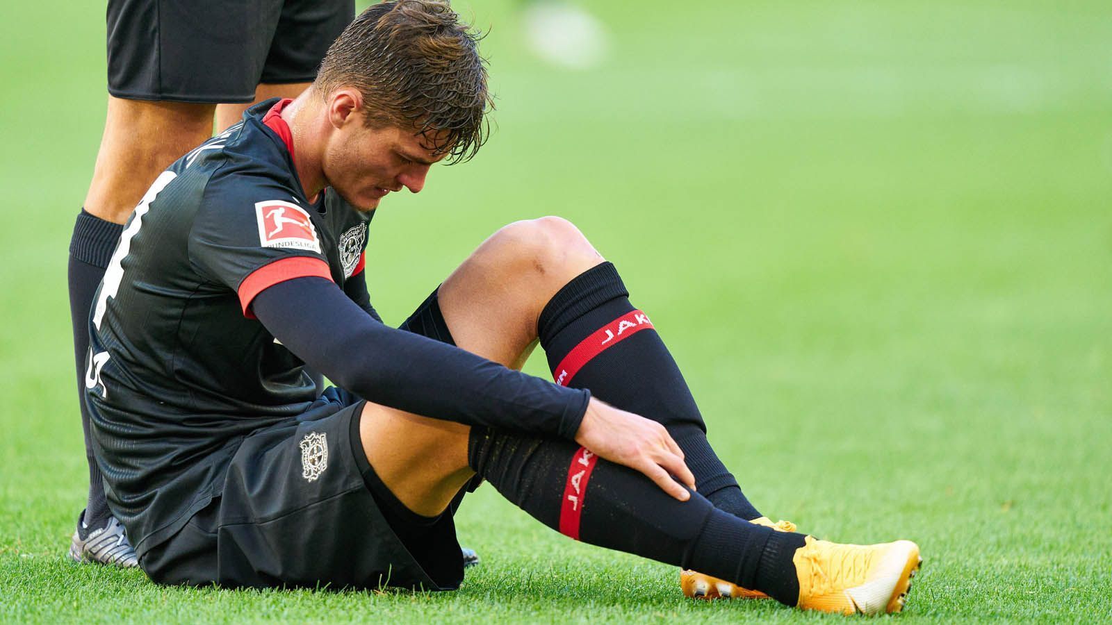 
                <strong>Verlierer - Bayer Leverkusen</strong><br>
                Kai Havertz und Kevin Volland spülten der Werkself eine Menge Geld in die Kasse, hinterließen aber auch eine gewaltige Lücke in Bayers Offensive. Neuzugang Patrick Schick (Bild) wird diese nicht alleine auffangen können. Der angedachte Transfer von Milot Rashica kam am "Deadline Day" nicht mehr zustande, sodass Coach Peter Bosz auf bewährtes Personal aus dem Vorjahr setzen wird. Eine Steigerung nach oben wird für den Fünftplatzierten der Vorsaison schwer. 
              