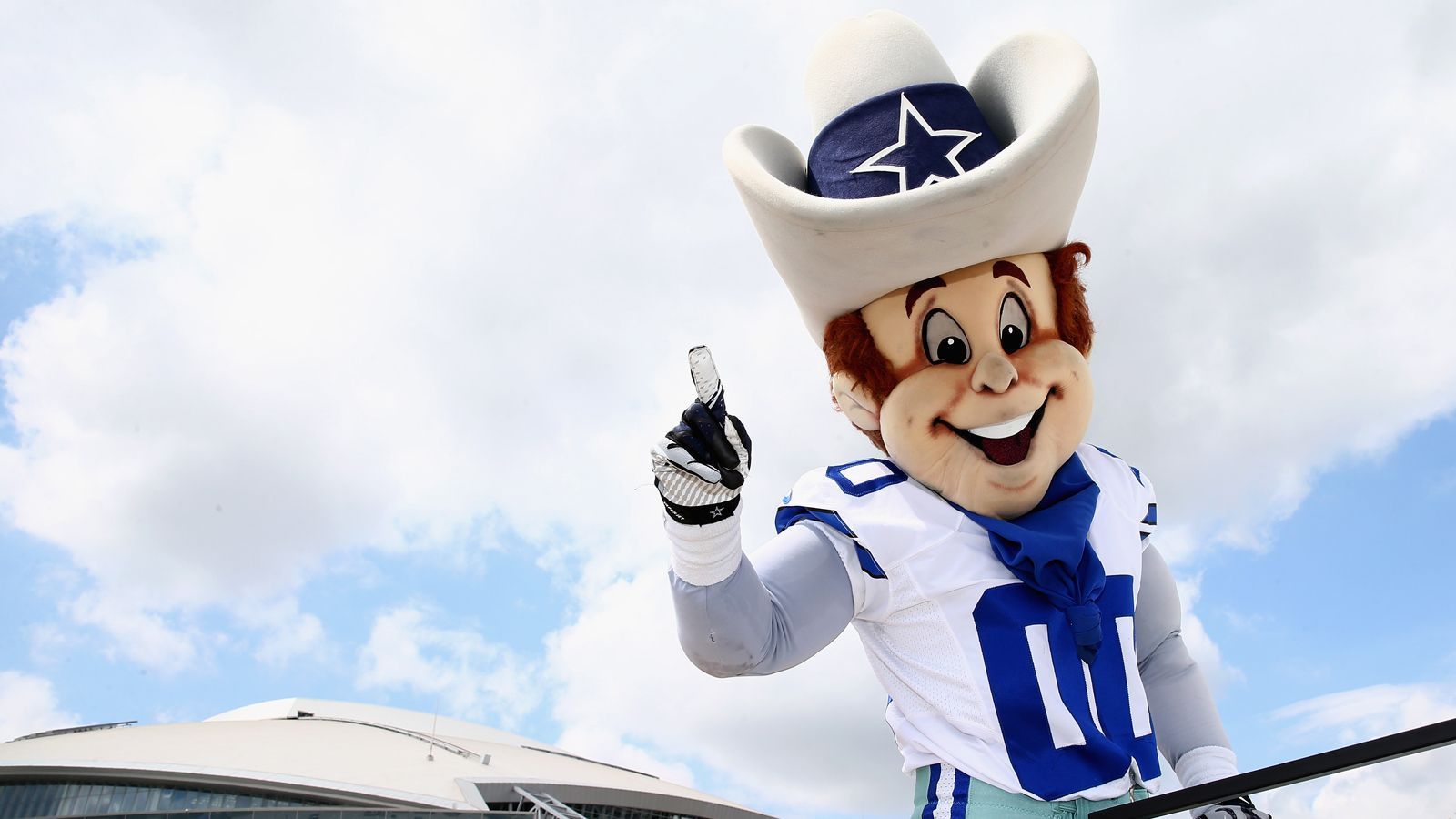 
                <strong>Dallas Cowboys: Rowdy</strong><br>
                Rowdy ist seit 1996 im Dienst. Der Cowboy wird mit einem Gelände-Buggy ins Stadion gefahren und schießt T-Shirts ins Publikum. 1999 und 2001 wurde das Maskottchen in den Pro Bowl gewählt.
              