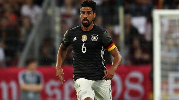 
                <strong>Sami Khedira</strong><br>
                Sami Khedira: Der erfahrenste und zentrale Mann im deutschen Spiel machte das, was er am besten kann. Organisieren, Räume zulaufen, Bälle holen und verteilen. Packte sogar einen Zauberpass auf Julian Draxler aus. Machte in der Halbzeit Platz für Debütant Julian Weigl. ran-Note: 2-.
              