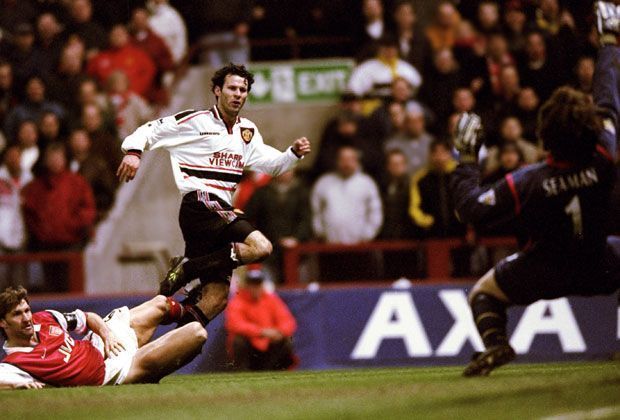 
                <strong>Ryan Giggs</strong><br>
                1999 wird zum perfekten Jahr für Manchester United - und auch Giggs zeigt eine Weltklasse-Performance nach der anderen. Im FA-Cup-Halbfinale gegen Arsenal gelingt ihm eines der spektakulärsten Tore des Jahres, als er ein fulminantes 60-Meter-Solo mit einem Strich unter die Latte abschließt.
              
