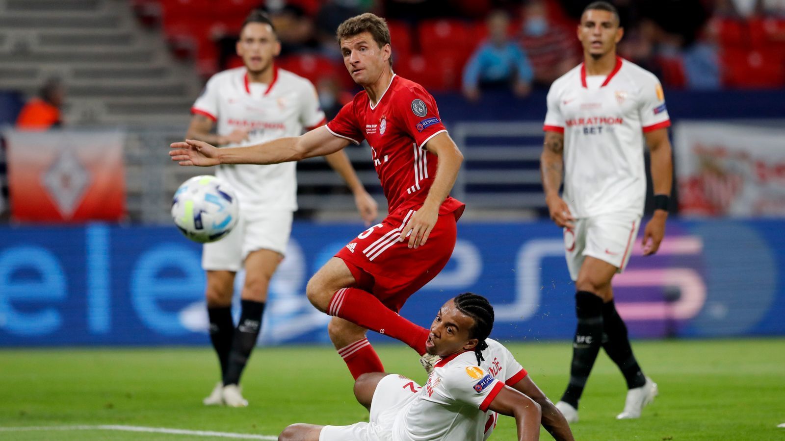 
                <strong>Thomas Müller</strong><br>
                In der 22. Minute vergibt Müller aus fünf Metern eine Großchance, legt wenig später aber gut für Pavard auf. In den ersten 30 Minuten wechseln sich bei ihm gute Abspiele mit uninspirierten Fehlpässen ab, ehe er mit einem genialen Außenristpass das 1:1 einleitet. Müller groovt sich in der ersten Hälfte immer besser ein, ehe er nach der Pause wieder unauffälliger wird. ran.de-Note: 3
              