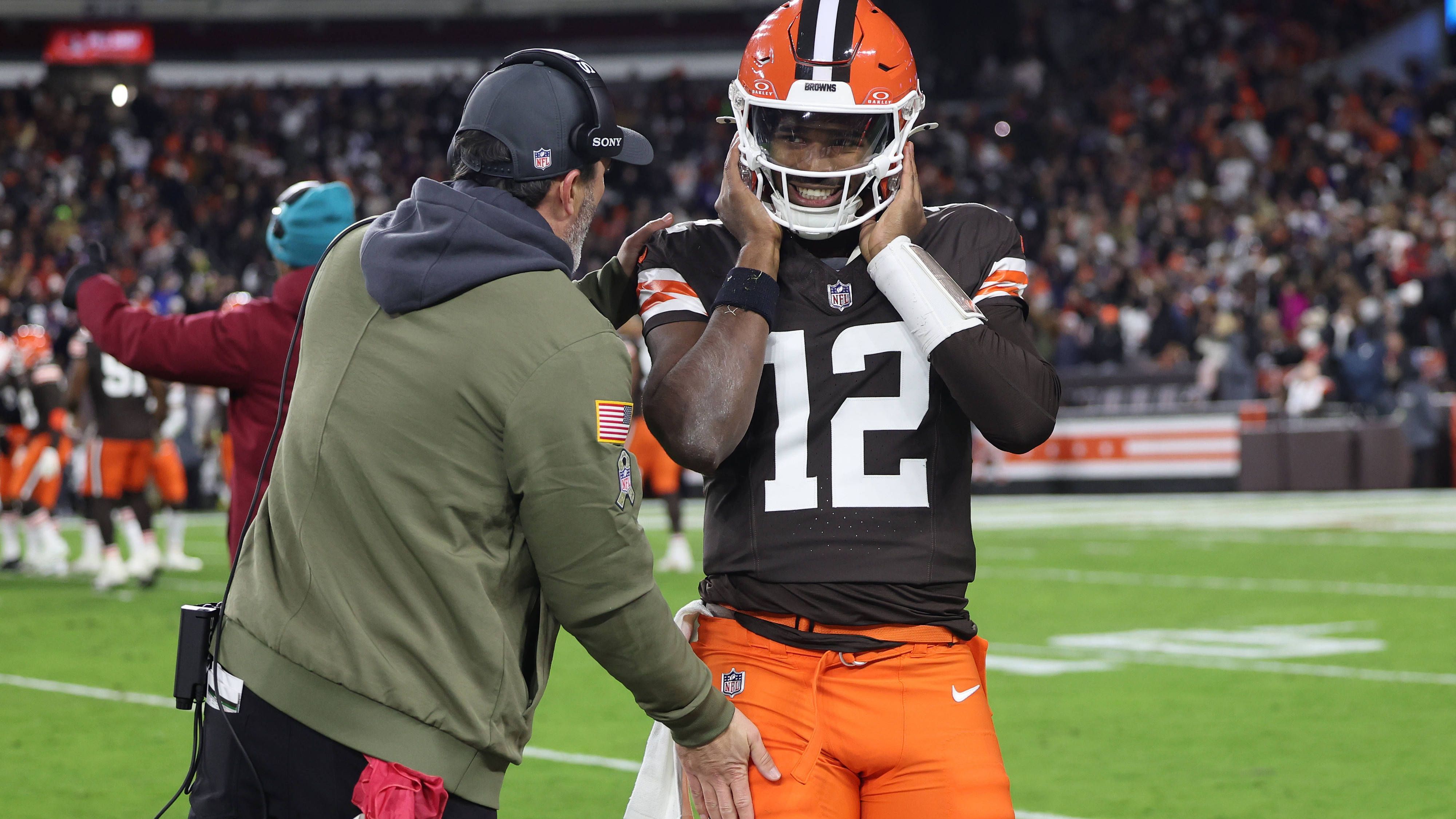 <strong>Platz 32: Shedeur Sanders (Cleveland Browns)</strong><br>Dillon Gabriel musste bei der 23:16-Pleite gegen die Baltimore Ravens zur Halbzeit mit einer Gehirnerschütterung raus. Sanders kam zu seinem Debüt. <a href="https://www.ran.de/sports/american-football/nfl/news/nfl-cleveland-browns-quarterback-shedeur-sanders-kritisiert-eigenes-debuet-598988">Es war Horror</a>. Er brachte nur vier von 16 Pässen an den Mann für 47 Yards. Zudem eine üble Interception, die das Spiel mitentschied. Sein Quarterback Rating lag bei 13,5. Eines der schwächsten Debüts der Geschichte. Hätte er jeden Ball gespiked, hätte er eine bessere Bewertung gehabt. Es ist noch fraglich, ob Gabriel für Week 12 fit wird.