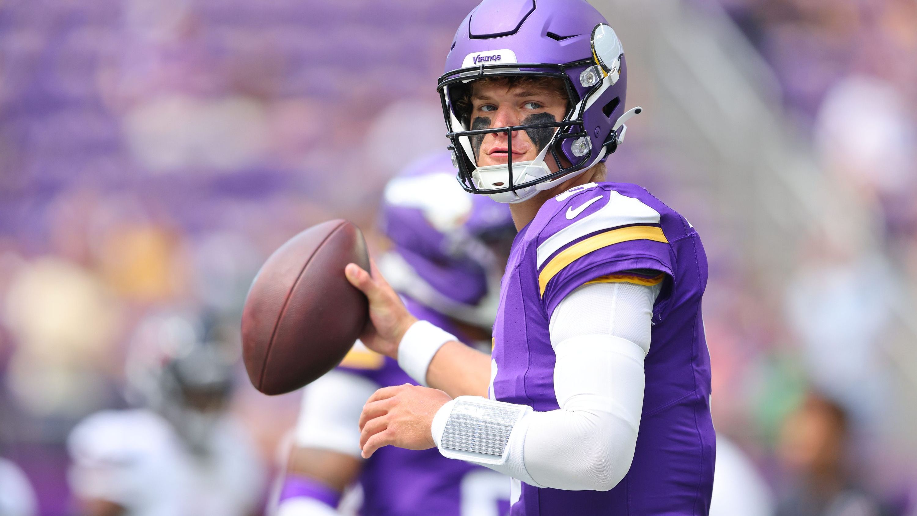 <strong>Minnesota Vikings: J.J. McCarthy (Quarterback)</strong><br>Der Nummer-10-Pick von 2024 verpasste sein komplettes Rookie-Jahr wegen eines Meniskusrisses, startet nun aber als QB1 der Vikings. Mit Justin Jefferson, Jordan Addison und T.J. Hockenson als Waffen sowie einer verstärkten O-Line hat J.J. McCarthy ideale Voraussetzungen, um sofort Eindruck zu hinterlassen.
