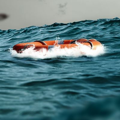 Rettungsring treibt im Wasser