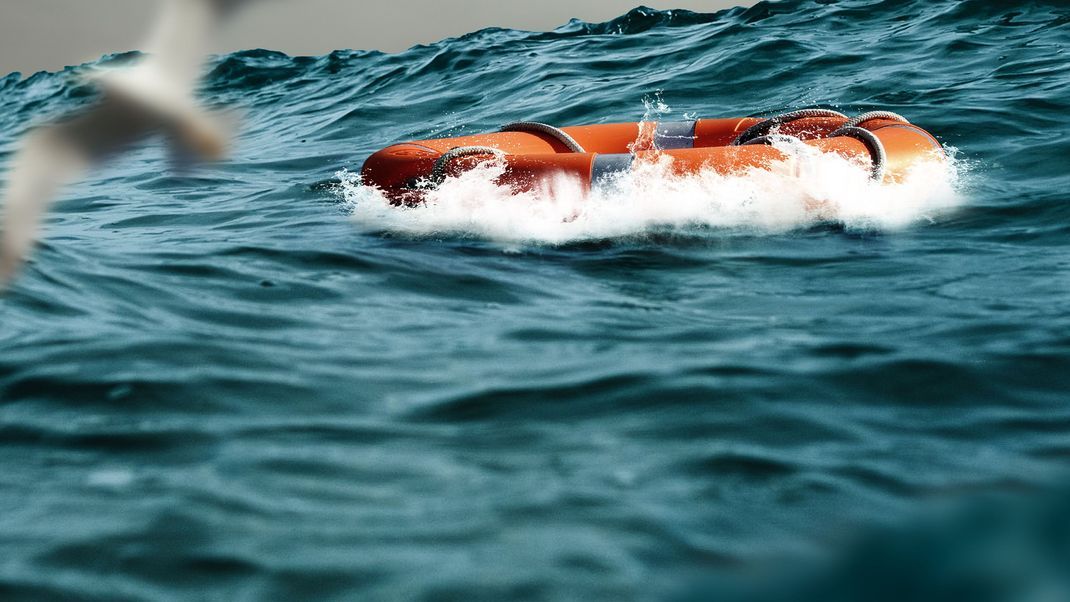 Rettungsring treibt im Wasser