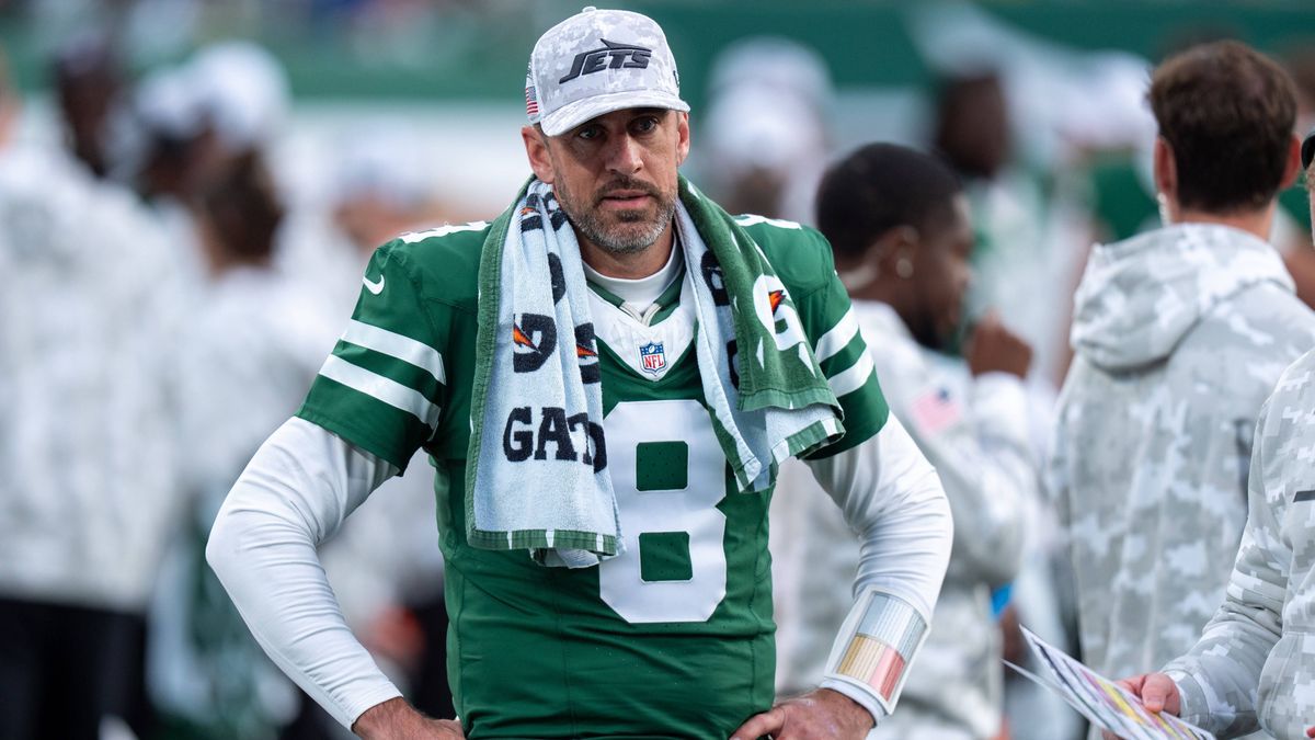 New York Jets quarterback Aaron Rodgers (8) looks on from the sidelines during the NFL, American Football Herren, USA football game against the Indianapolis Colts, Sunday, Nov. 17, 2024, in East Ru...