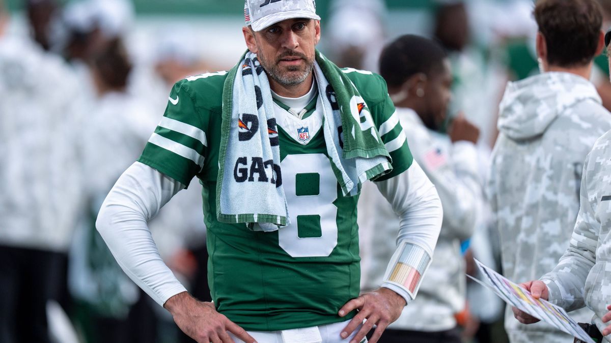 New York Jets quarterback Aaron Rodgers (8) looks on from the sidelines during the NFL, American Football Herren, USA football game against the Indianapolis Colts, Sunday, Nov. 17, 2024, in East Ru...