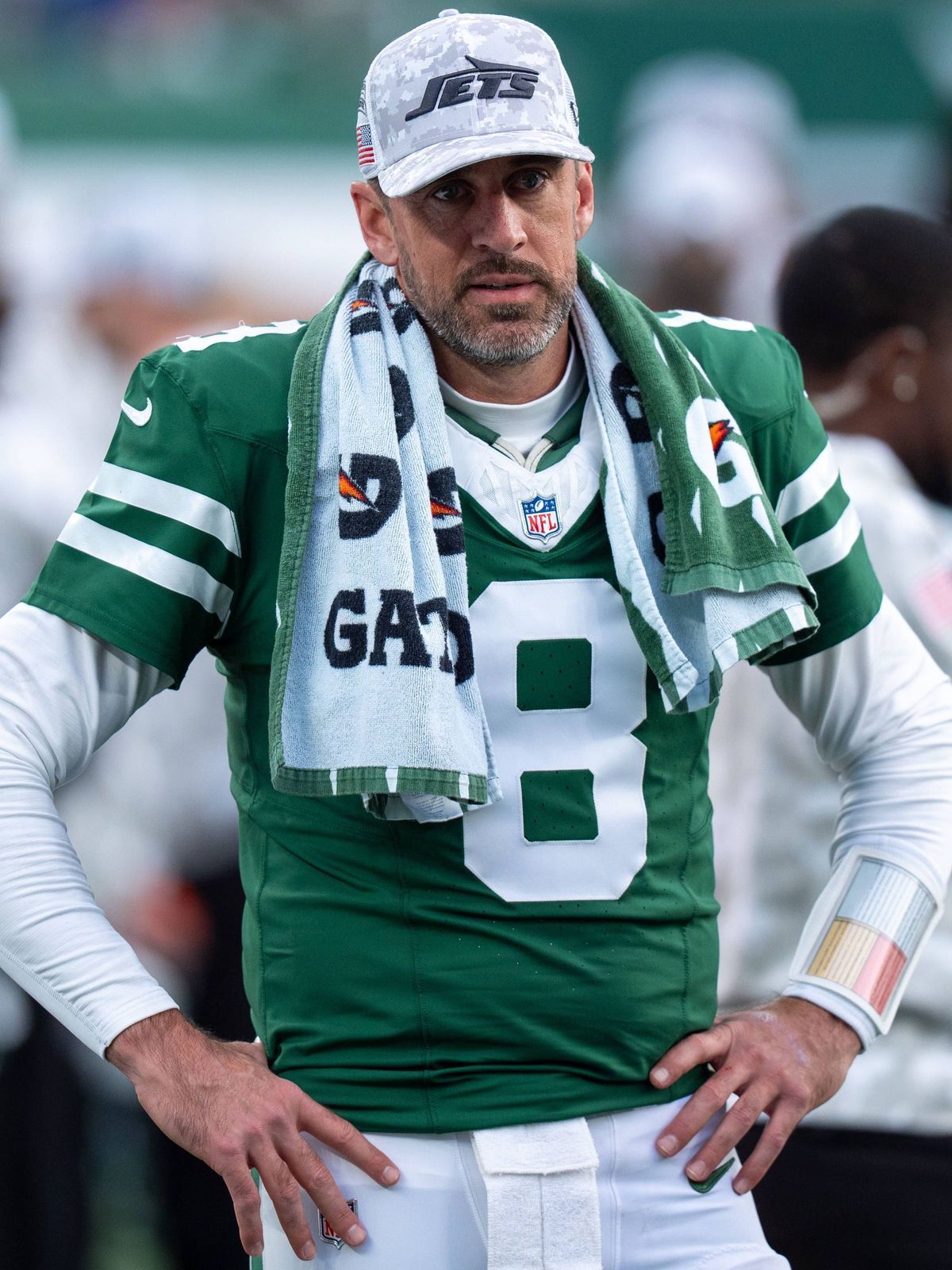 New York Jets quarterback Aaron Rodgers (8) looks on from the sidelines during the NFL, American Football Herren, USA football game against the Indianapolis Colts, Sunday, Nov. 17, 2024, in East Ru...