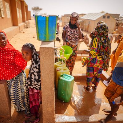 Kinder stehen an einer Wasserstelle in Niger.