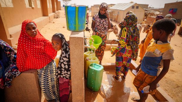 Kinder stehen an einer Wasserstelle in Niger.