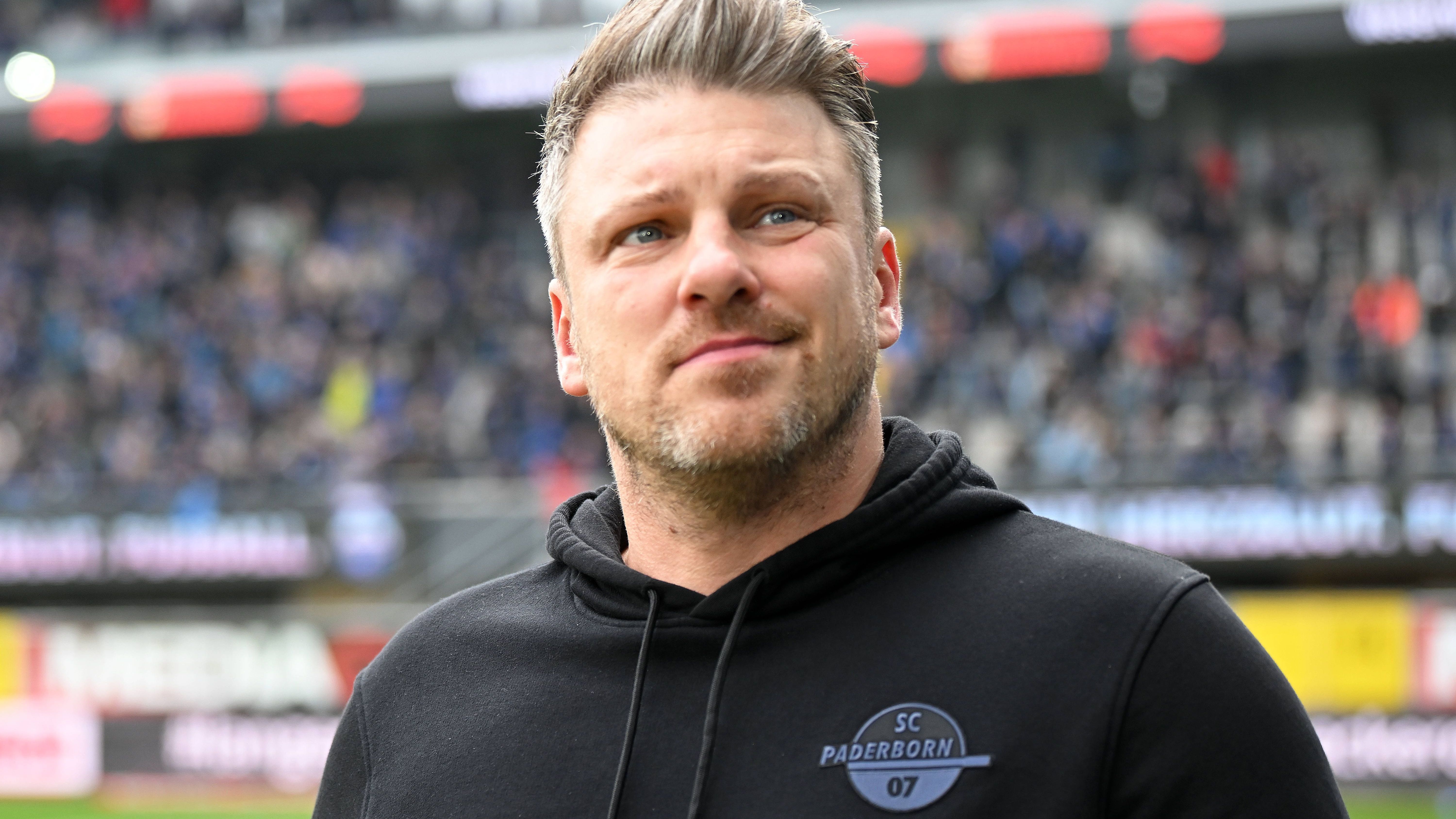 <strong>Lukas Kwasniok</strong><br>Lukas Kwasniok, Trainer des Zweitligisten SC Paderborn, befindet sich offenbar auf der Kandidatenliste für die Walter-Nachfolge. Das berichten die "Hamburger Morgenpost" und der "kicker". Der 42-Jährige coacht seit 2021 die Ostwestfalen und soll vor allem bei den Auswärtsspielen in Hamburg Eindruck bei den HSV-Bossen hinterlassen haben. Sein Vertrag läuft noch bis 2025.