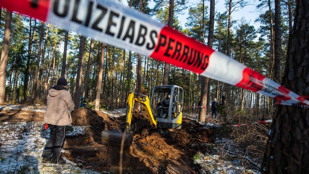 Januar 2019: 18 Jahre nach Katrins Verschwinden suchen Ermittler:innen in einem Waldstück nach ihrer Leiche. Ein anonymer Anrufer hatte der Polizei den Hinweis gegeben.