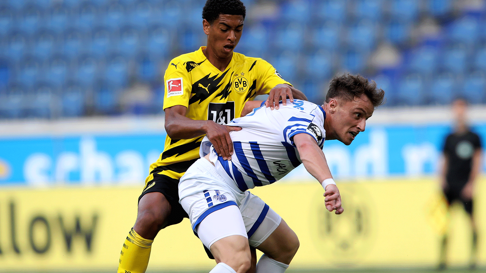 
                <strong>Dortmund vor schwerem Spiel in Duisburg</strong><br>
                Kann Duisburg das Unmögliche möglich machen? In der Vergangenheit haben sich die "Zebras" immer wieder durch den Pokal gekämpft, kamen 2010 sogar bis ins Finale. Im vergangenen Jahr schalteten sie Greuther Fürth in der ersten Runde aus, 2018 war erst im Achtelfinale gegen den SC Paderborn Schluss. Nun wartet ein großes Kaliber: Borussia Dortmund. Das Team von Trainer Lucien Favre gewann den Pokal zuletzt 2017, kam danach aber nicht mehr über das Achtelfinale hinaus. In Duisburg tat sich der BVB immer schwer: Bei 28 Begegnungen stehen zwölf Auswärtsniederlagen und neun Unentschieden zu Buche. Setzt sich dieser Trend fort, erleben wir die wohl größte Pokalsensation 2020.
              