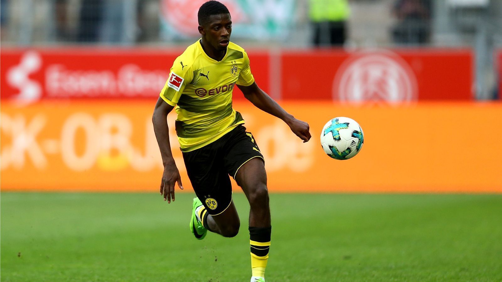 
                <strong>Ousmane Dembele (Von Borussia Dortmund zum FC Barcelona)</strong><br>
                Sehr wohl einen handfesten Streik hatte Ousmane Dembele seinerzeit angezettelt. Dem Franzosen im Diensten von Borussia Dortmund wurden 2017 Avancen vom FC Barcelona gemacht, kurz vor Saisonstart blieb er dann dem Training beim BVB fern, nachdem er sogar noch den Supercup spielte und beim 2:0 gegen den FC Bayern sogar ein Tor vorbereitete. BVB-Boss Hans-Joachim Watzke witterte damals Anstiftung durch Barca. Am Ende wurden die Forderungen Dortmunds, 150 Millionen Euro Ablöse zu bezahlen, sowie Dembeles Wunsch, ein Wechsel nach Katalonien, erfüllt. Zwar war es kein Kaugummi-Transfer im klassischen Sinne, jedoch war es in der Form ein Novum beim BVB.
              