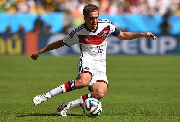 
                <strong>Philipp Lahm</strong><br>
                Scheinbar die gesamte Nation hatte gefordert, Philipp Lahm zurück auf die rechte Außenverteidigerposition zu stellen. Gegen Frankreich entschied sich Joachim Löw schließlich für die Variante. Mit großem Erfolg: Lahm spielte dort gewohnt weltklasse - 2:0 Deutschland.
              