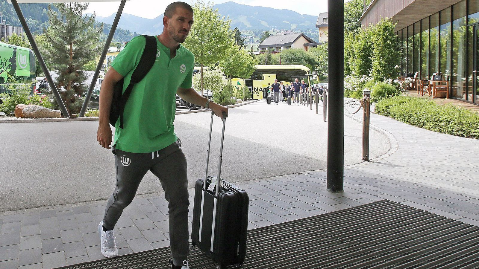 
                <strong>Ignacio Camacho (VfL Wolfsburg)</strong><br>
                Im Vergleich zur Leidensgeschichte von Ignacio Camacho, ist Williams Kreuzbandriss fast schon ein recht kurzer Ausfall. Denn der Spanier Camacho spielte zuletzt im September 2018 für den VfL Wolfsburg einem Pflichtspiel, fehlt seitdem durchgehend wegen hartnäckigen Sprunggelenksproblemen. "Es ist keine schnelle Rückkehr in Sicht", kündigte Glasner schon im September 2019 einen langen Weg bis zu einem möglichen Camacho-Comeback an und sollte damit Recht behalten. Der Vertrag des 30 Jahre alten Mittelfeldspielers Camacho läuft noch bis 2021, schon vor einiger Zeit erklärte VfL-Geschäftsführer Jörg Schmadtke in der "Bild", dass man in diesem Sommer die Situation um den langzeitverletzten Wolfsburger Profi "neu bewerten" werde. 
              