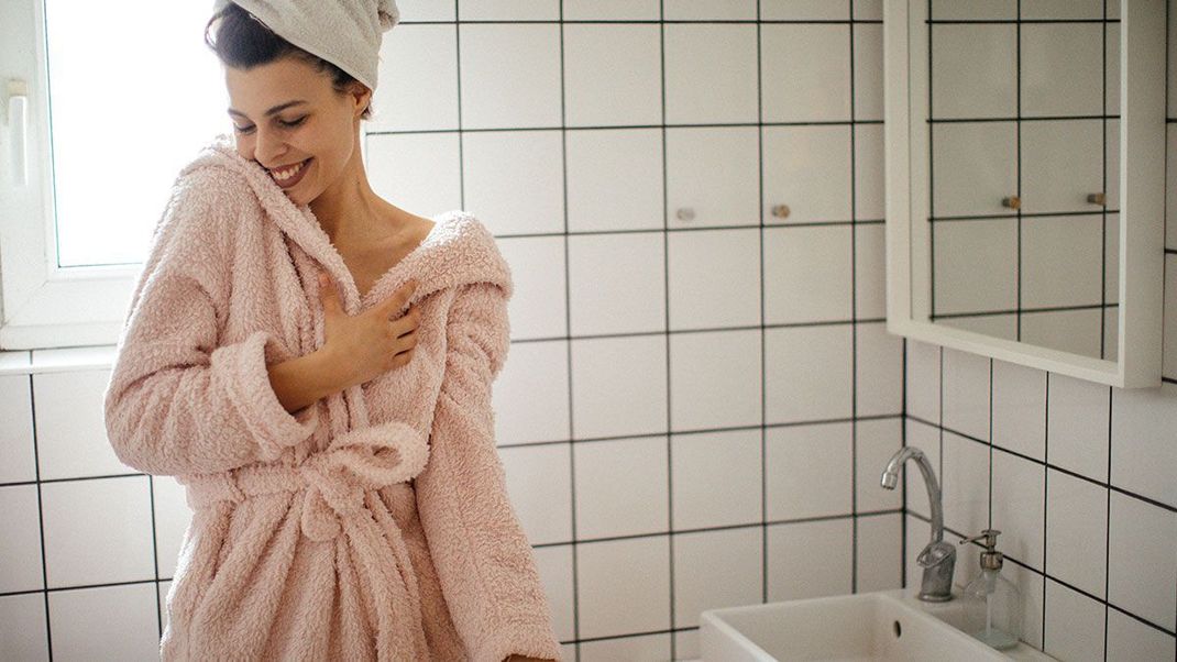Strahlende Frische für eine gepflegte Haut! Warum du in deiner Gesichtspflege-Routine auf Mizellenwasser setzen solltest, und was sich eigentlich dahinter verbirgt, verraten wir dir im Beauty-Artikel. 