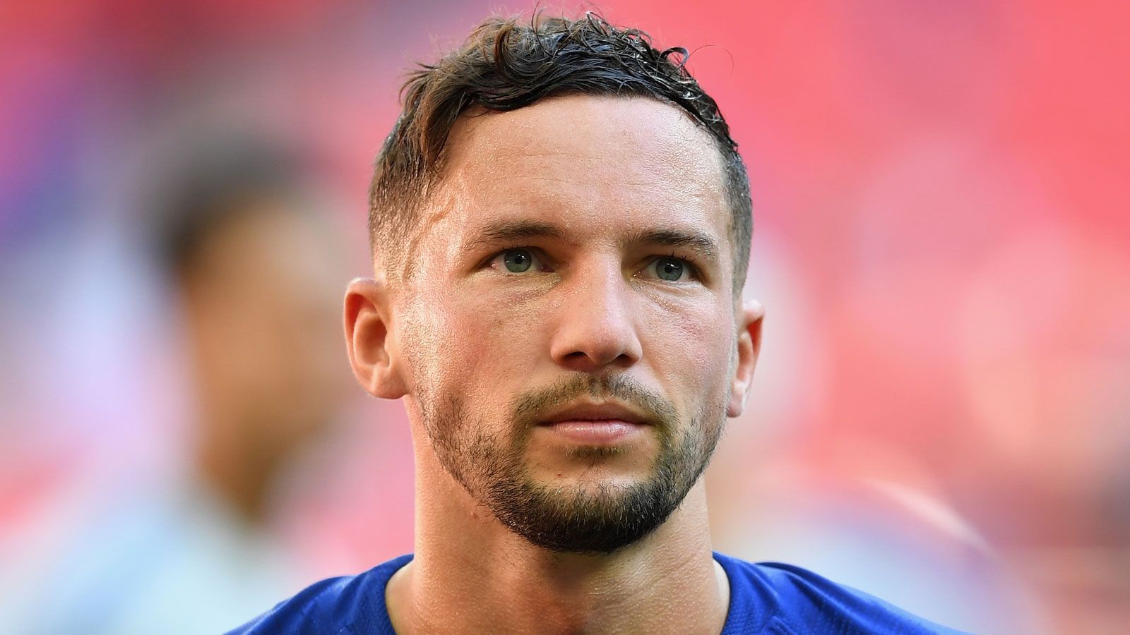 
                <strong>Danny Drinkwater (Auto-Unfall unter Alkohol-Einfluss)</strong><br>
                Hier war der Name leider nicht Programm: Statt bei einem Gläschen Wasser den Abend ausklingen zu lassen, soll Chelsea-Star Danny Drinkwater eine Charity-Party in Greater Manchester besucht und sich die Zeit mit alkoholischen Getränken versüßt haben. Blöd nur, dass der 29-Jährige mit seinem Range Rover unterwegs war und den Wagen auch in angetrunkenem Zustand nicht stehen ließ. Gegen 0:30 Uhr soll er dann laut Polizeiangaben in Cheshire einen Unfall gebaut haben - Drinkwater crashte in ein anderes Auto. Die Fahrerin des Wagens sowie Drinkwater und seine weibliche Mitfahrerin, die er offenbar auf der Party zuvor kennengelernt hatte, sollen laut Berichten des "Mirror" glücklicherweise "nur" leichte Verletzungen davongetragen haben. Der Schaden an den beiden Wagen scheint jedoch größer zu sein, Teile der Autos sollen verstreut auf der Straße gelegen haben. Drinkwater selbst musste die Nacht wegen Fahrens unter Alkohol in Polizeigewahrsam verbringen, wurde kurz darauf aber wieder auf freien Fuß gesetzt. Am 13. Mai muss er sich allerdings vor einem englischen Gericht zur Verantwortung stellen. 
              