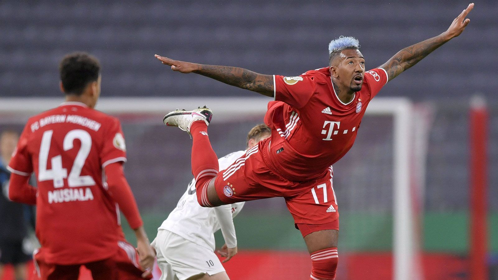 
                <strong>Jerome Boateng</strong><br>
                In der Anfangsphase ein paar Mal gefordert, hatte mit gutem Stellungsspiel aber alles im Griff. Klarer Abwehrchef der Bayern, dirigierte und motivierte seine jungen Mitspieler. Schaltete sich mehr und mehr in die Offensive ein. ran-Note: 2
              