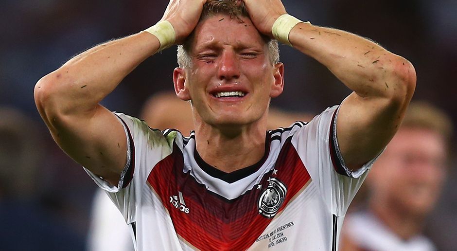 
                <strong>Schweinsteiger macht Schluss</strong><br>
                Am 29. Juli gab Schweinsteiger seinen Rücktritt aus der Nationalmannschaft bekannt: "Mein Dank gilt den Fans, der Mannschaft, dem DFB, den Trainern und dem Team um die deutsche Nationalmannschaft. In 120 Länderspielen durfte ich für mein Land auflaufen und Momente erleben, die unbeschreiblich schön und erfolgreich waren."
              