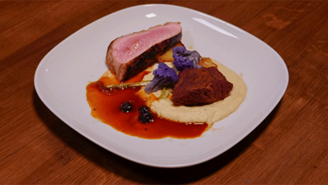 Geschmorter Tafelspitz mit Blaubeeren-Bier-Jus, Sellerie-Käsecrème mit Pandanus Blätter, rosa gebratener Tafelspitz und Tomaten Chutney mit Pinienkernen

