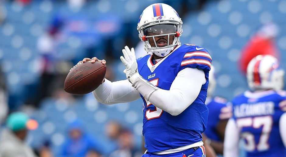 
                <strong>Tyrod Taylor (Buffalo Bills)</strong><br>
                Bleibt er oder geht er? Tyrod Taylor ist aktuell bei den Buffalo Bills wohl die Personalie mit dem größten Fragezeichen hinter seinem Namen. Nach wie vor ist offen, ob sich die Franchise für einen neuen Starter auf der Position des Quarterbacks entscheidet. Das Problem: Zwar würde die Franchise durch einen Taylor-Cut für die kommende Saison 15,9 Millionen Dollar sparen, doch ein adäquater Ersatz ist aktuell nicht in Sicht.
              