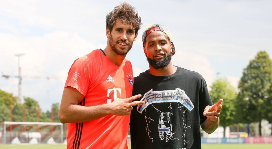 
                <strong>Odell Beckham beim FC Bayern München</strong><br>
                Hoher Besuch an der Säbener Straße: Odell Beckham Jr. von den New York Giants ist gerade in Deutschland als NFL-Botschafter unterwegs und lässt es sich nicht nehmen, auch mal beim FC Bayern München vorbeizuschauen. Javi Martinez nutzt die Gelegenheit gleich für ein Erinnerungsfoto.
              