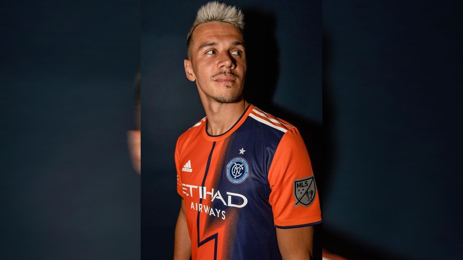 
                <strong>New York City FC</strong><br>
                Titelverteidiger New York City FC steht unter Strom, zumindest sprichwörtlich. Damit das Team um den früheren Bundesliga-Profi Alfredo Morales auch künftig genügend Energie aufs Feld bringt, dafür soll das "Volt"-Trikot sorgen. Besonders auffällig beim Shirt ist der marineblaue und orange Blitz. 
              