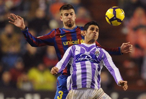 
                <strong>Endlich Primera Division!</strong><br>
                Die dritte Leihe als Atletico-Profi führt Diego Costa 2009 nach Valladolid. Den Abstieg von Real aus der Primera Division kann er nicht verhindern, mit acht Treffern und sechs Torvorlagen in 34 Ligaspielen sorgt der Stürmer aber für Aufsehen in der Liga.
              