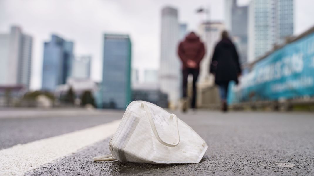 April 2021: Eine Corona-Maske liegt auf einem Gehweg in Frankfurt/Main.