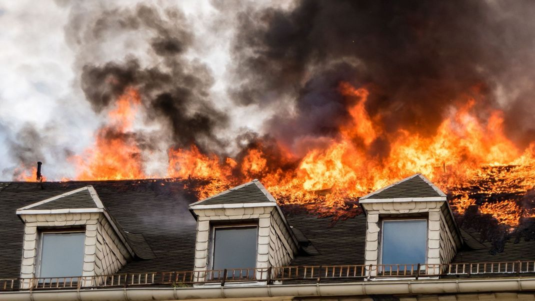 Rund 100.000 Euro Sachschaden verursachte ein Brand in einem Mehrfamilienhaus. (Symbolbild)