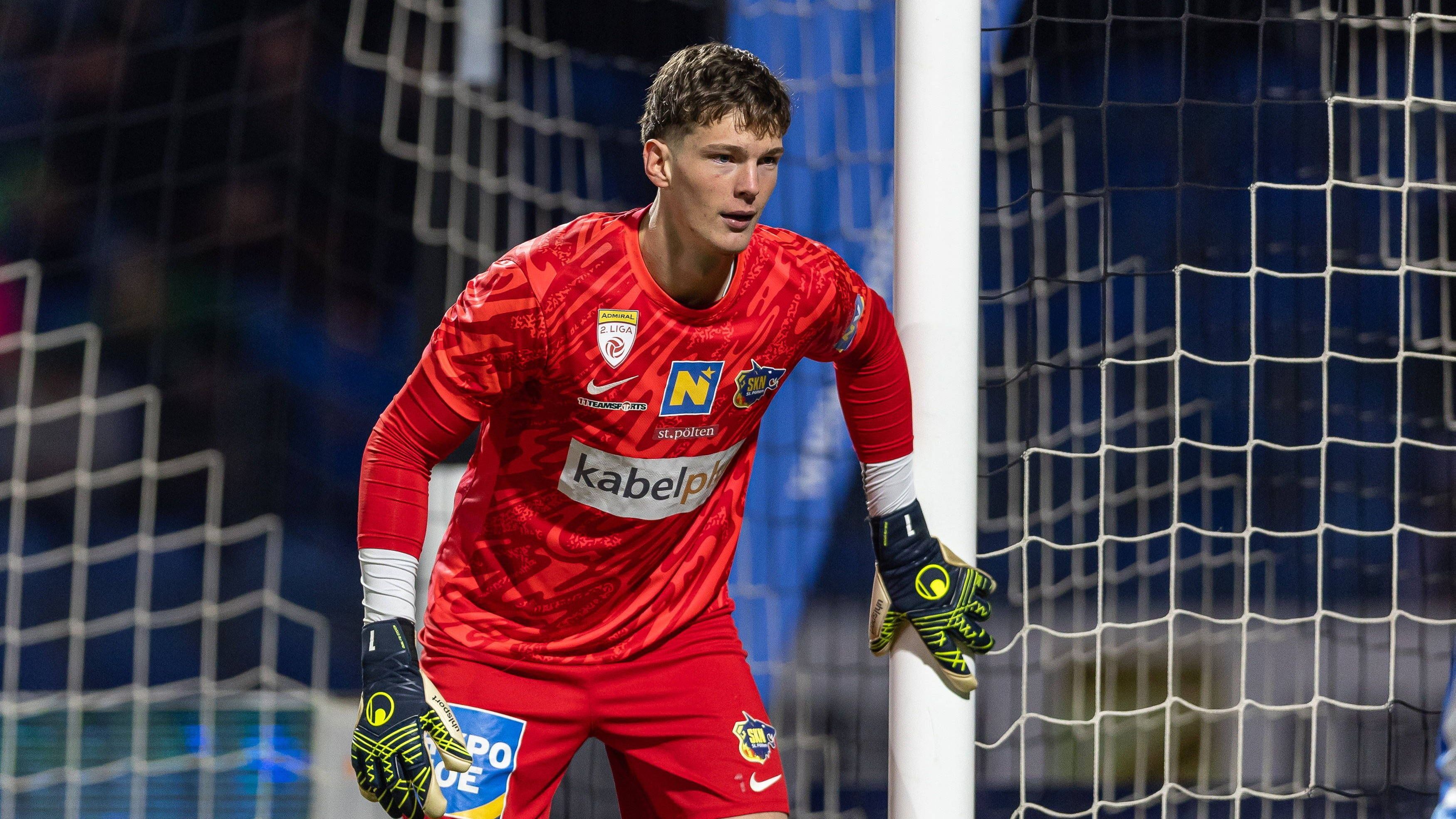 <strong>Tom Ritzy Hülsmann (SKN St. Pölten)</strong><br>In der zweithöchsten Spielklasse Österreichs sammelte Torhüter Tom Ritzy Hülsmann regelmäßig Spielpraxis. Der 20-Jährige aus Trier brachte die Erfahrung von 29 Einsätzen in der Regionalliga Bayern mit zum SKN St. Pölten. In München läuft der Vertrag des 2,05-Meter-Hünen noch bis 2026. Fügte sich gut in Österreich ein und agiert als Nummer 1.