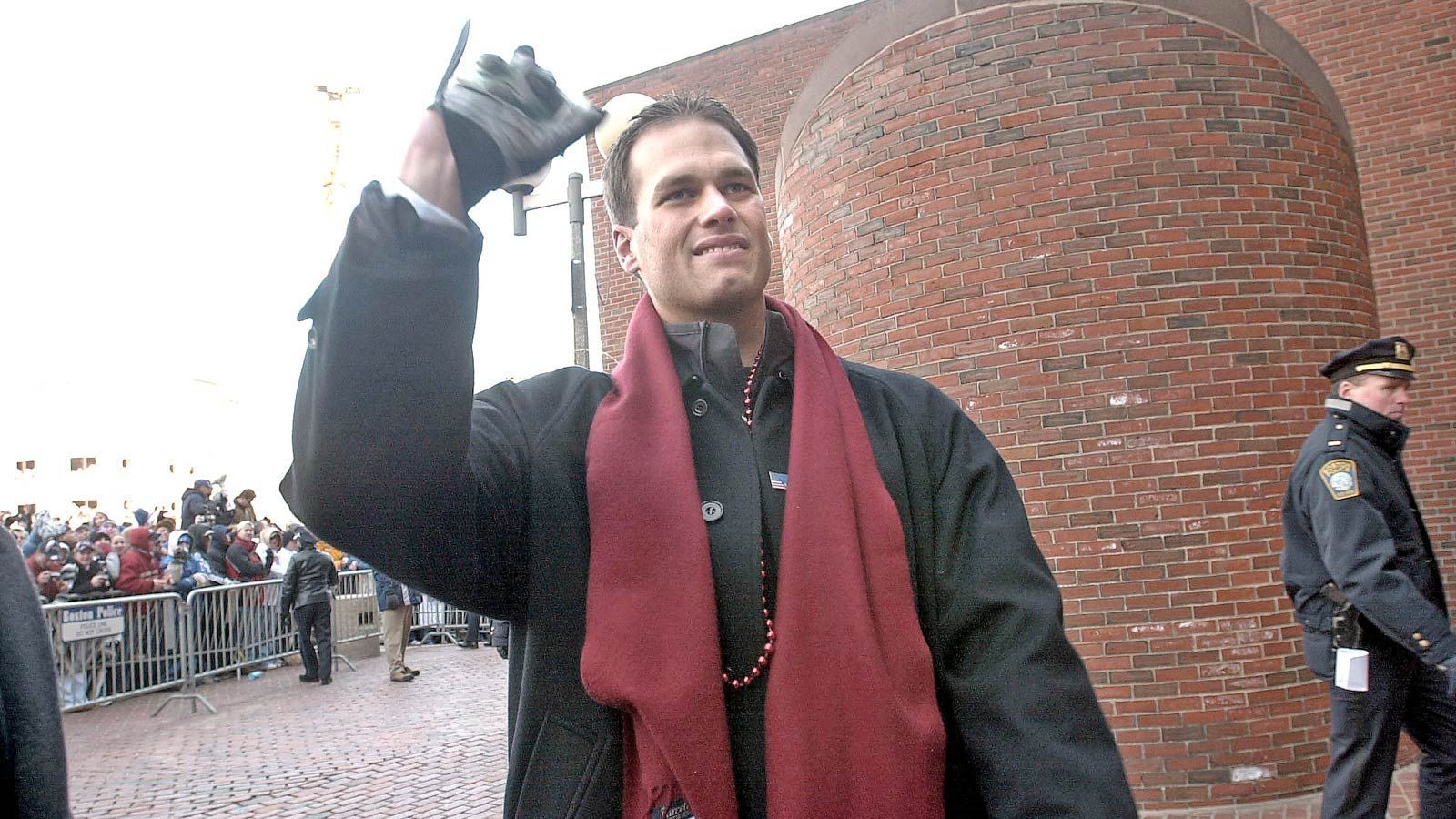 
                <strong>3. Tom Brady mit 24 Jahren und 184 Tagen - Super Bowl XXXVI am 3. Februar 2002</strong><br>
                Es sollte der erste von bislang sechs Ringen sein, den Tom Brady beim 20:17-Erfolg seiner New England Patriots über die St. Louis Rams gewinnen konnte. Der junge Quarterback steuerte in einer defensiv geprägten Partie 145 geworfene Yards und einen Touchdown ohne Interception bei und wurde zum Super-Bowl-MVP gekührt. 
              