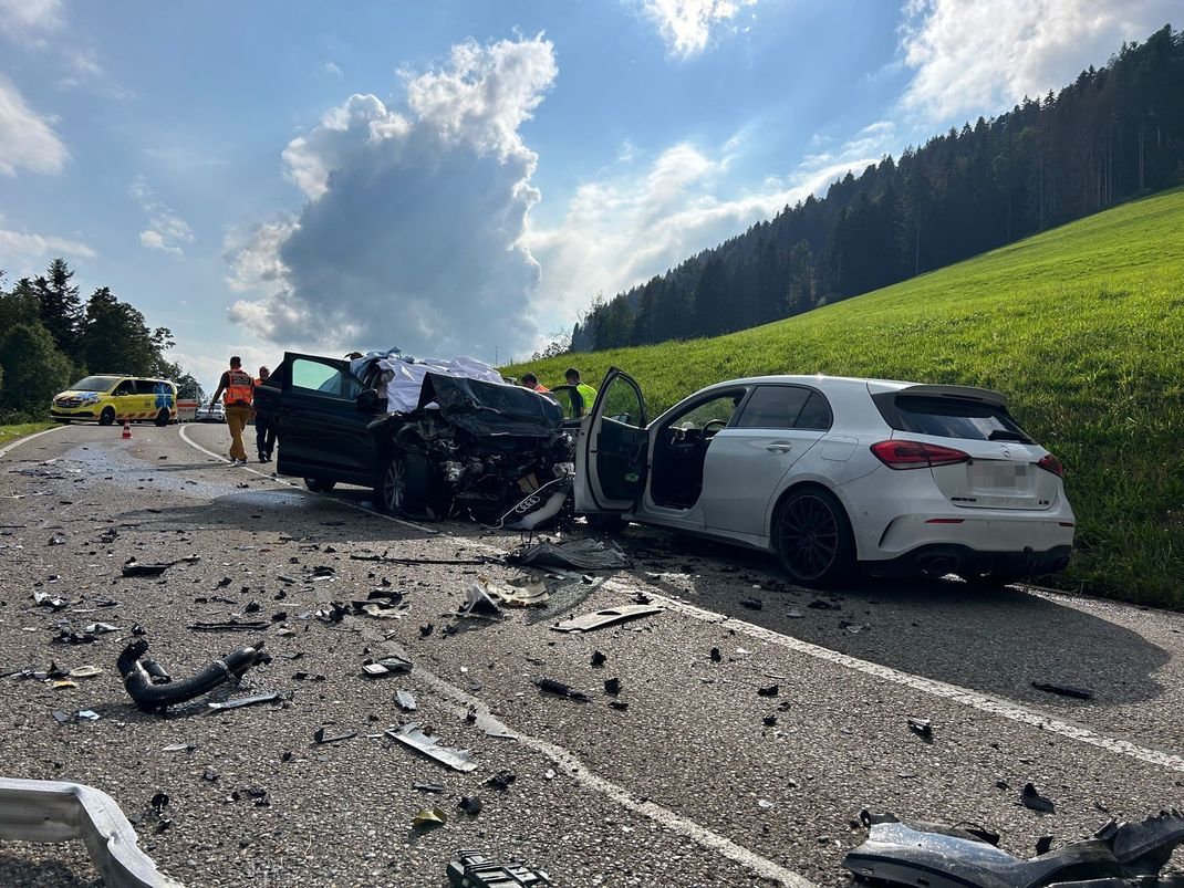 In der Schweiz sind drei Deutsche, Großeltern und ihr Enkelkind, bei einem Autounfall tödlich verunglückt.