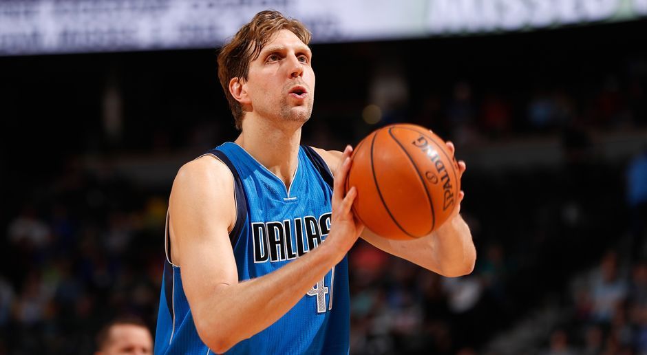 
                <strong>Power Forward: Dirk Nowitzki (Dallas Mavericks)</strong><br>
                Power Forward: Dirk Nowitzki (Dallas Mavericks): "Ich war noch nie so nah an einem weltweitem Idol dran. Dirk hat mich immer tief beeindruckt. Seine spielerische Klasse ist natürlich unbestritten. Vor allem habe ich durch ihn aber verstanden, wie viel harte Arbeit hinter dem Erfolg steckt."
              