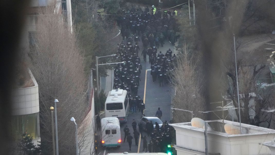 Ermittler der staatlichen Antikorruptionsbehörde und Polizeibeamte machen sich auf den Weg zum Wohnsitz des suspendierten Präsidenten Yoon, um einen Haftbefehl gegen Yoon zu vollstrecken. 