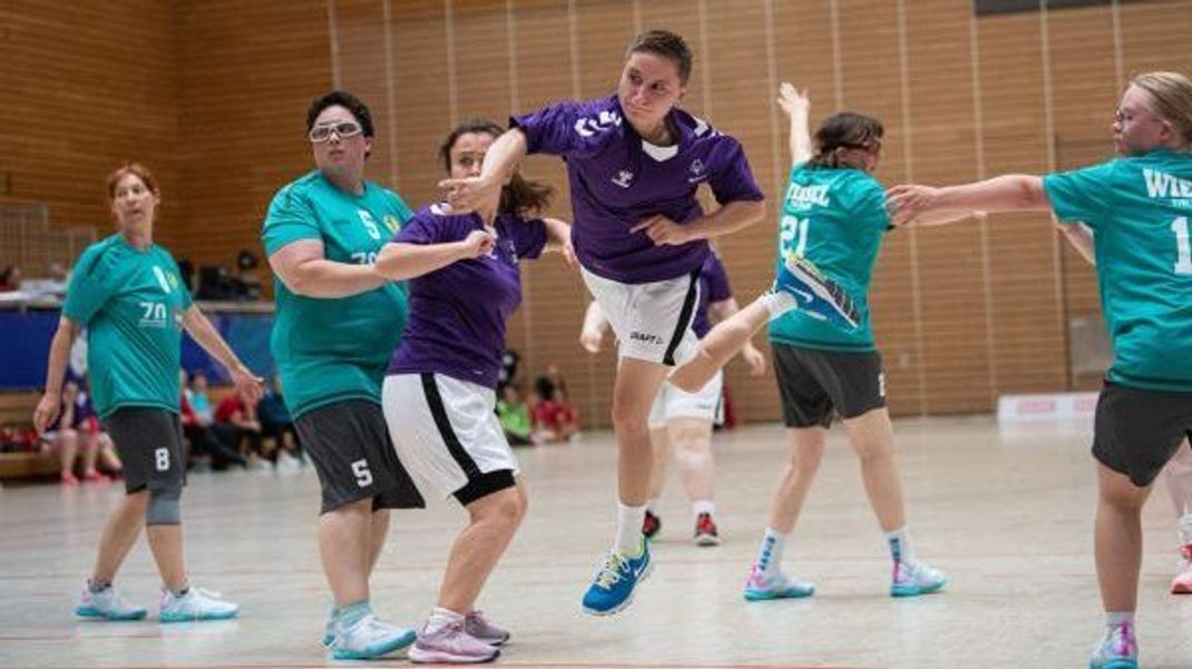 Handball: Hier kämpft das Inklusions-Damen-Team "Wiesel" vom TSG Wiesloch im türkisenen Trikot bei den Special Olympics National Games 2022 gegen SO Denmark in lila. Am Ball ist die Spielerin Margarita Ryltoft Schultz.
