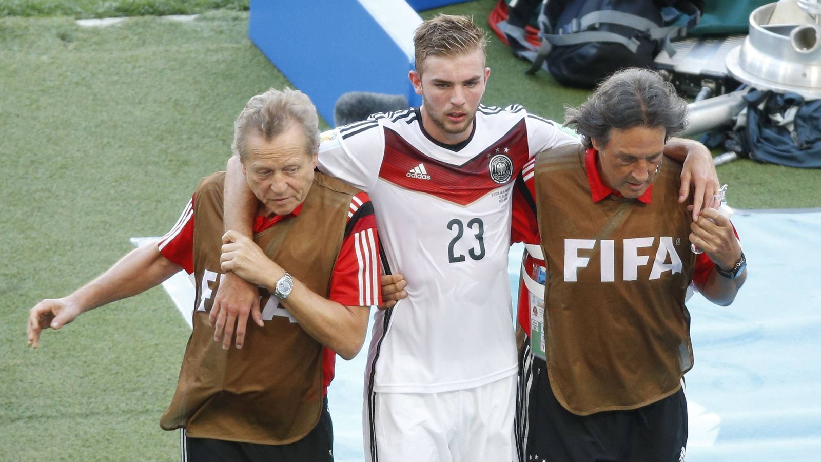 
                <strong>Kramer geht k.o.</strong><br>
                Er kann sich leider nicht mehr ganz an diesen einmaligen Tag erinnern: Christoph Kramer musste mit einer Gehirnerschütterung ausgewechselt werden. Der Pechvogel darf sich natürlich dennoch Weltmeister nennen.
              