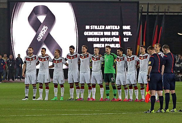 
                <strong>DFB-Team trauert um Germanwings-Opfer </strong><br>
                "Das nimmt einem jeden klaren Gedanken, das überschattet alles", sagt DFB-Präsident Wolfgang Niersbach: "Wir sind den Opfern und deren Familien schuldig, dass wir als Fußballfamilie Anteil nehmen."
              