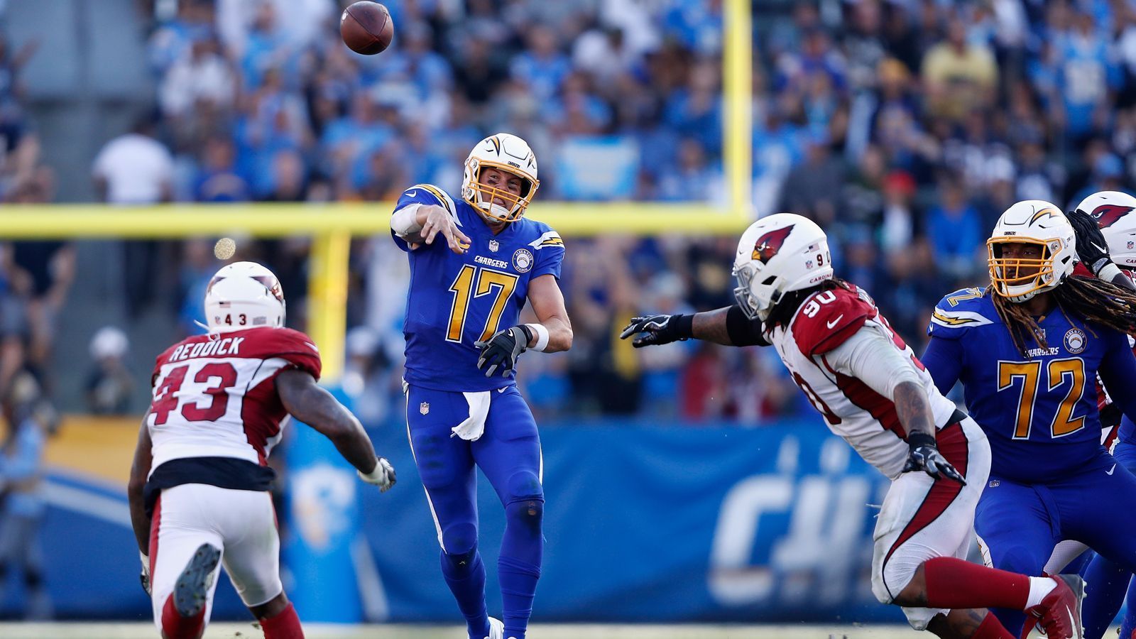 
                <strong>Week 12: Philip Rivers - King of Completions</strong><br>
                Beim 45:10-Sieg der Los Angeles Chargers gegen die Arizona Cardinals brachte Chargers-Quarterback Philip Rivers seine ersten 25 Pässe allesamt an den Mitspieler. Der 36-Jährige übertraf damit den bisherigen Rekord von Redskins-Spielmacher Mark Brunell, der 2006 gegen die Texans mit 22 kompletten Pässen gestartet war. 25 erfolgreiche Passversuche am Stück verzeichnete zuvor nur Ryan Tannehill, der 2015 aber zwei Spiele für dieses Kunststück benötigte.
              