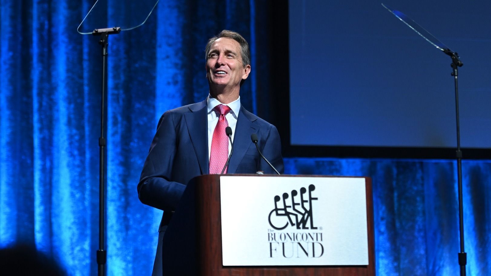 
                <strong>Cris Collinsworth (Florida Gators) </strong><br>
                Vor seiner Karriere als einer der bekanntesten Kommentatoren in der NFL war Cris Collinsworth selbst als Spieler aktiv. Auf der Position des Wide Receivers war er bei den Cincinnati Bengals acht Jahre lang als NFL-Profi tätig. In seiner College-Zeit besuchte er die University of Florida und gilt als einer der bekanntesten Personen in der Geschichte der Florida Gaters. Auch wenn er heute seine journalistische Neutralität wahren muss, drückt er den Gators immer noch die Daumen. 
              