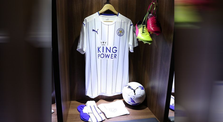 
                <strong>Leicester City Heimtrikot</strong><br>
                Der englische Meister geht edel in die neue Saison. Die "Foxes" spielen 2016/2017 weiß mit blauen Nadelstreifen. Leicester City gibt sich auf seiner facebook-Page gewohnt cool: "A kit fit for champions… ‪#‎ForeverFearless‬"
              