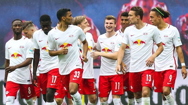 
                <strong>RB Leipzig (2., 66 Punkte)</strong><br>
                Für den Aufsteiger wird der letzte Spieltag ein Sommerkick. Vielleicht auch die Chance für einige Reservisten, sich noch einmal anzubieten. Nach oben geht schon etwas länger nichts mehr, nach unten brennt auch nichts mehr an, RB beendet die Saison auf Platz zwei.
              