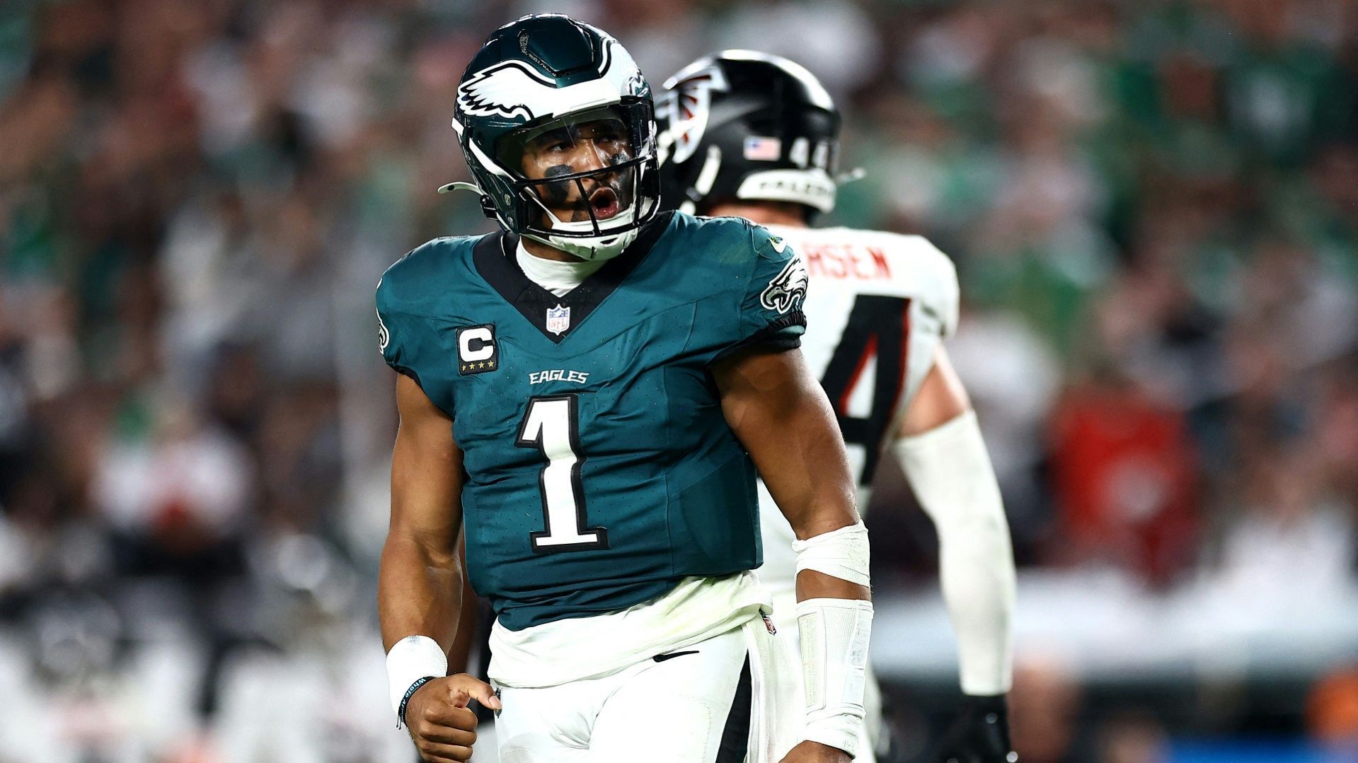 <strong>Platz 21: Jalen Hurts (Philadelphia Eagles)</strong><br>Inkonstanz prägt die Saison von Jalen Hurts. Keine Frage, die Offensive um ihn herum ist gebeutelt, einige wichtige Stützen sind weggebrochen. Dennoch hat Hurts in dieser Spielzeit noch nicht die nötige Qualität erreicht, um die Eagles zurück zu alter Stärke zu führen.